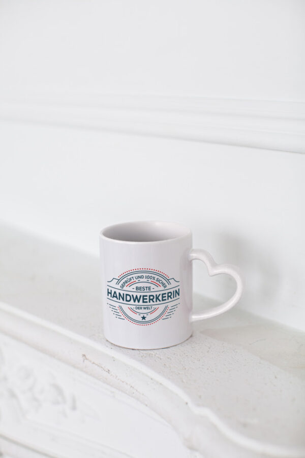 Geprüft und sicher: Handwerkerin | Handwerkerinnen - Herzhenkel Tasse - Kaffeetasse / Geschenk / Familie