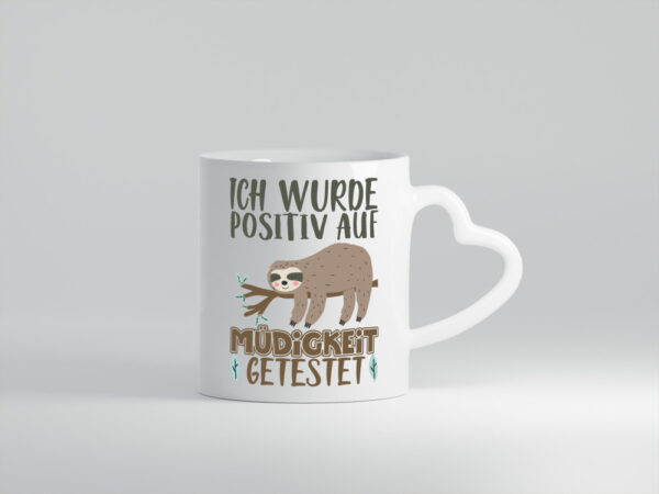 Positiv auf Müde getestet - Herzhenkel Tasse - Kaffeetasse / Geschenk / Familie