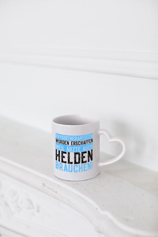 Physiotherapeut | Helden | Therapeutin | lustiger Spruch - Herzhenkel Tasse - Kaffeetasse / Geschenk / Familie