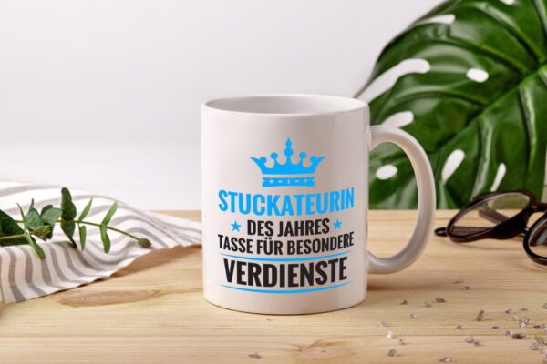 Besonderer Verdienst: Stuckateurin | Innenausbau - Tasse Weiss - Kaffeetasse / Geschenk / Familie