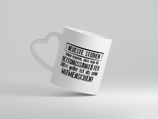 Neuste Studien: Rettungssanitäter | Sanitäter - Herzhenkel Tasse - Kaffeetasse / Geschenk / Familie