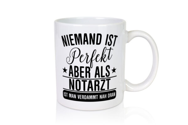 Verdammt nah dran: Notarzt | Arzt - Tasse Weiss - Kaffeetasse / Geschenk / Familie