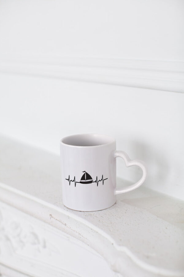 Segelboot Herzschlag | Motiv Segler | segeln | Boot - Herzhenkel Tasse - Kaffeetasse / Geschenk / Familie