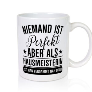 Verdammt nah dran: Hausmeisterin | Hauswart - Tasse Weiss - Kaffeetasse / Geschenk / Familie