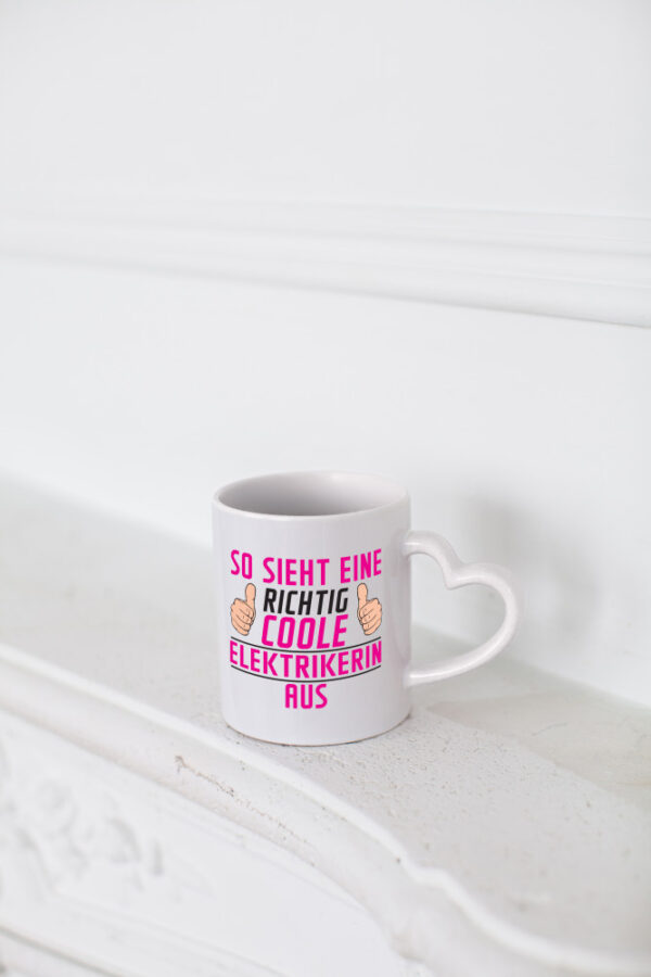 Richtig Coole Elektrikerin | Elektronikerin | Elektrik - Herzhenkel Tasse - Kaffeetasse / Geschenk / Familie
