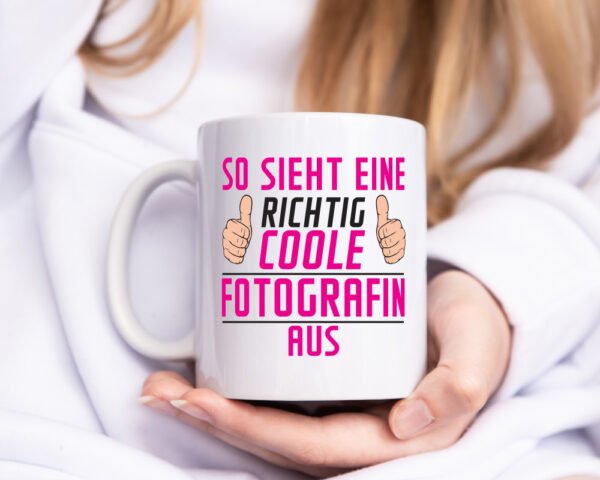 Richtig Coole Fotografin | Fotografie | Kamera - Tasse Weiss - Kaffeetasse / Geschenk / Familie