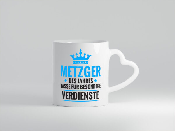 Besonderer Verdienst: Metzger | Fleischer | Metzgerei - Herzhenkel Tasse - Kaffeetasse / Geschenk / Familie