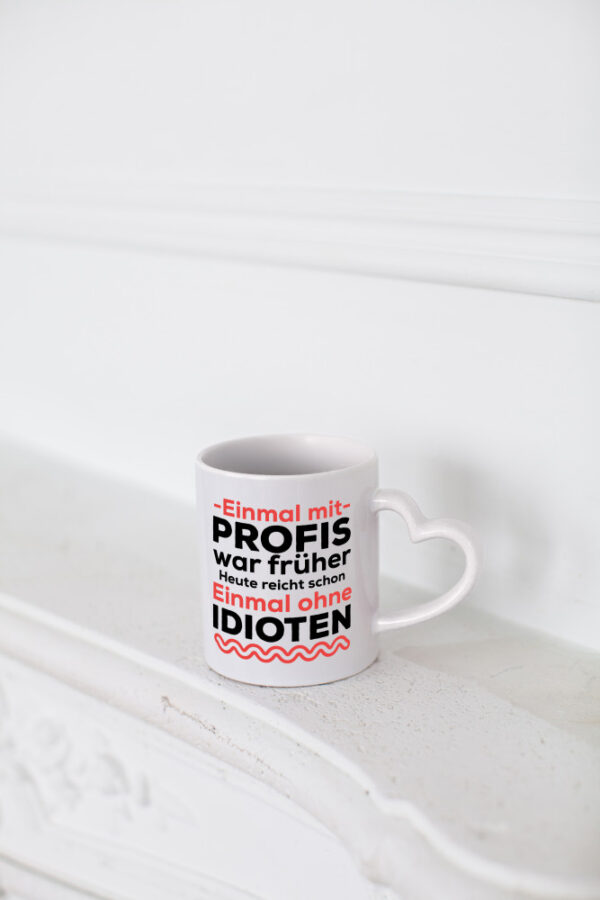 Einmal mit Profis | Männer Tasse | ohne Idioten - Herzhenkel Tasse - Kaffeetasse / Geschenk / Familie