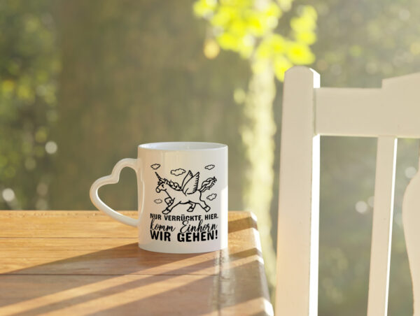Nur verrückte hier - Herzhenkel Tasse - Kaffeetasse / Geschenk / Familie