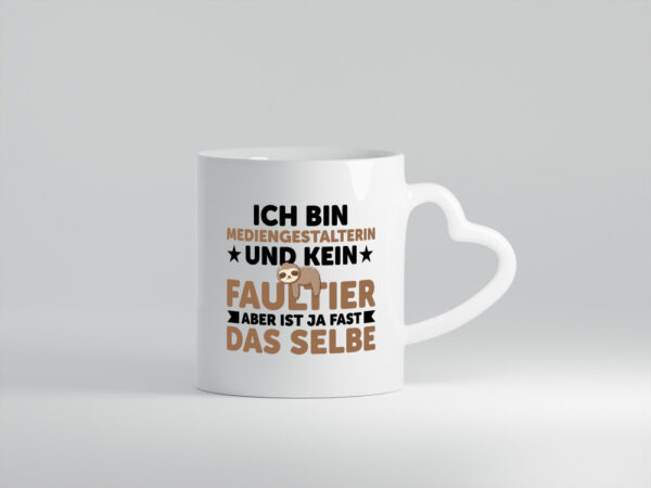 Ich bin kein Faultier: Mediengestalterin | Medien - Herzhenkel Tasse - Kaffeetasse / Geschenk / Familie