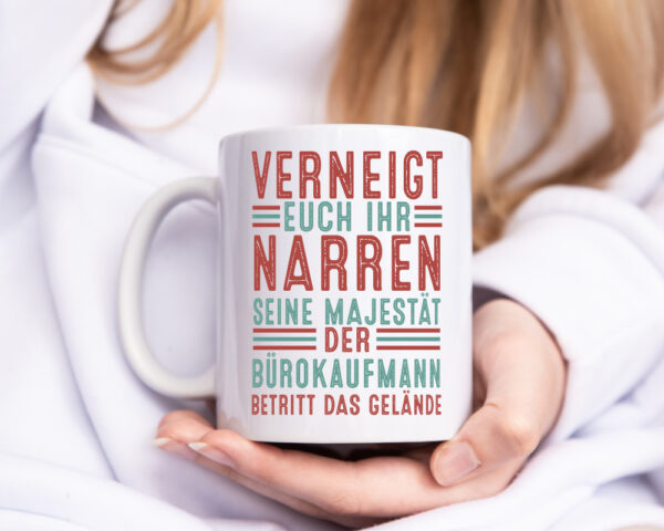 Verneigt euch: Bürokaufmann | Kaufmann - Tasse Weiss - Kaffeetasse / Geschenk / Familie