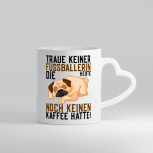 Traue keiner Fußballerin | Kaffee | Hund | Sportlerin - Herzhenkel Tasse - Kaffeetasse / Geschenk / Familie