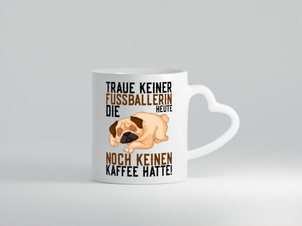 Traue keiner Fußballerin | Kaffee | Hund | Sportlerin - Herzhenkel Tasse - Kaffeetasse / Geschenk / Familie