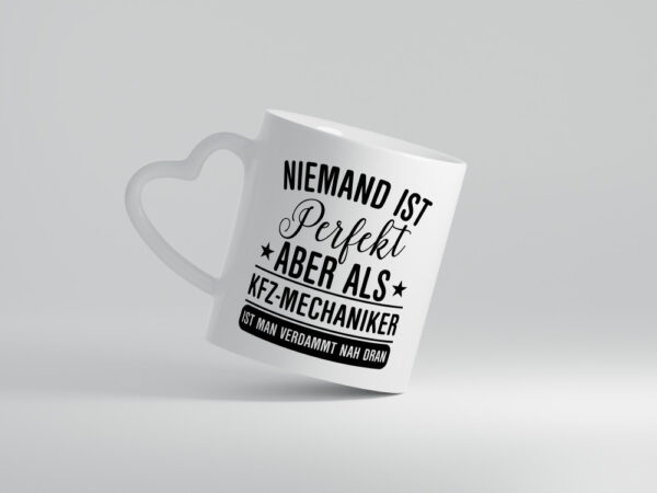 Verdammt nah dran: KFZ-Mechaniker | Werkstatt | Mechaniker - Herzhenkel Tasse - Kaffeetasse / Geschenk / Familie