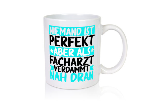 Niemand ist perfekt | Facharzt | Ärzte | Selbstbewusst - Tasse Weiss - Kaffeetasse / Geschenk / Familie