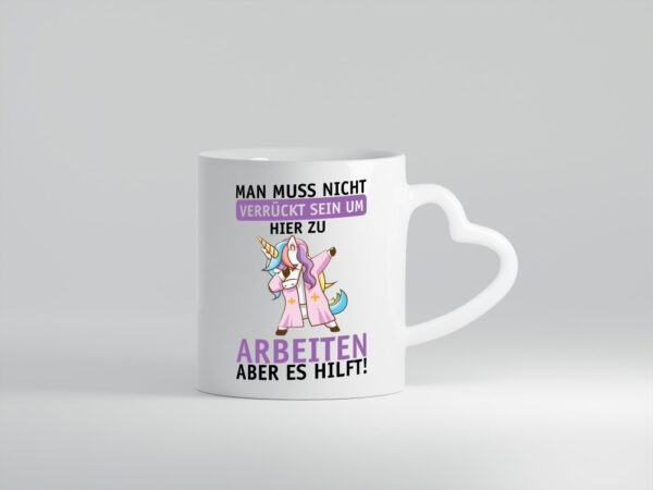 Man muss nicht verrückt sein | Einhorn | Arbeit | Büro | Job - Herzhenkel Tasse - Kaffeetasse / Geschenk / Familie