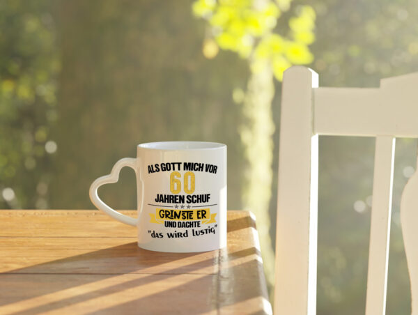 Als Gott mich schuf | 60. Geburtstag | Lustiges Geschenk - Herzhenkel Tasse - Kaffeetasse / Geschenk / Familie