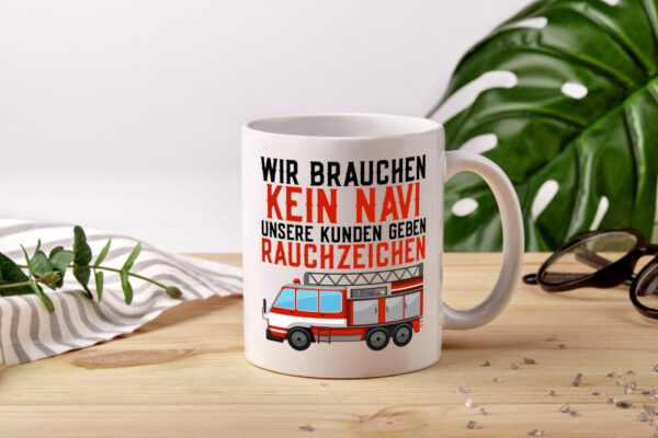 Wir brauchen kein Navi | Feuerwehr | Brand | Rauchzeichen - Tasse Weiss - Kaffeetasse / Geschenk / Familie