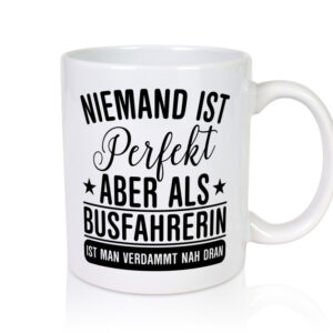 Verdammt nah dran: Busfahrerin | Berufsfahrer | Fahrerin - Tasse Weiss - Kaffeetasse / Geschenk / Familie