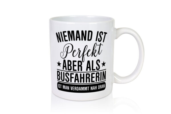 Verdammt nah dran: Busfahrerin | Berufsfahrer | Fahrerin - Tasse Weiss - Kaffeetasse / Geschenk / Familie