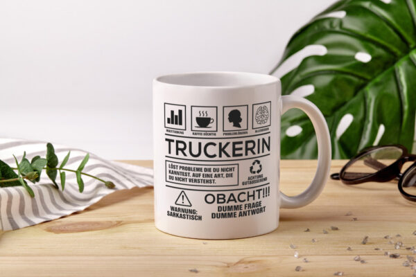 Achtung Probleme Truckerin | LKW Fahrerin - Tasse Weiss - Kaffeetasse / Geschenk / Familie