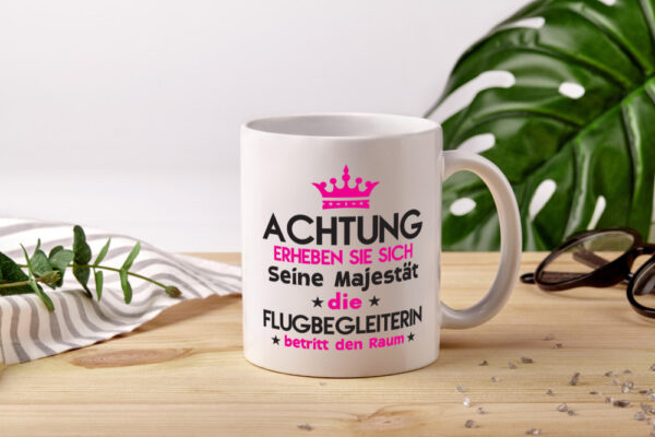 Seine Majestät Flugbegleiterin | Stewardess | Flughafen - Tasse Weiss - Kaffeetasse / Geschenk / Familie