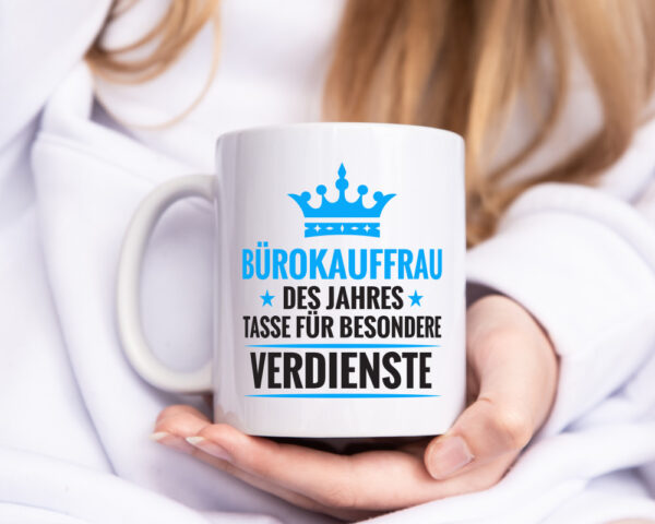 Besonderer Verdienst: Bürokauffrau | Kauffrau - Tasse Weiss - Kaffeetasse / Geschenk / Familie