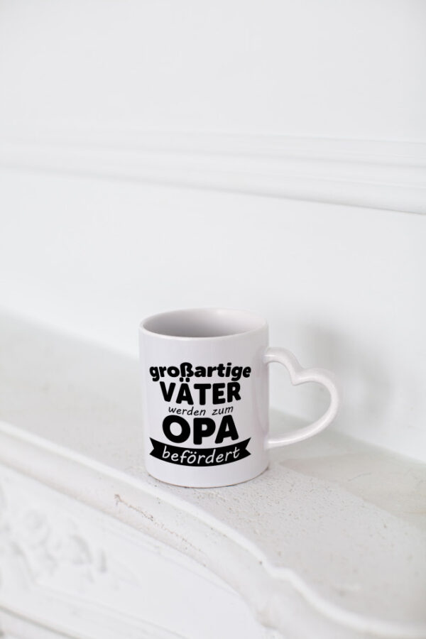Großartige Väter zum Opa befördert | Väter - Herzhenkel Tasse - Kaffeetasse / Geschenk / Familie