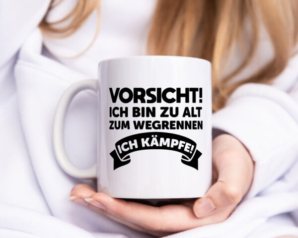 Vorsicht ich bin zu alt zum wegrennen | Ich kämpfe - Tasse Weiss - Kaffeetasse / Geschenk / Familie