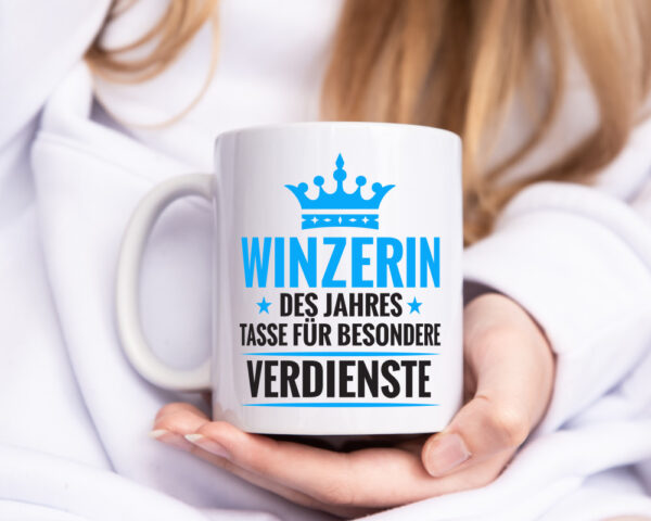 Besonderer Verdienst: Winzerin | Weinbauer | Wein - Tasse Weiss - Kaffeetasse / Geschenk / Familie