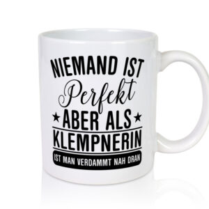 Verdammt nah dran: Klempnerin | Klempnerinnen - Tasse Weiss - Kaffeetasse / Geschenk / Familie