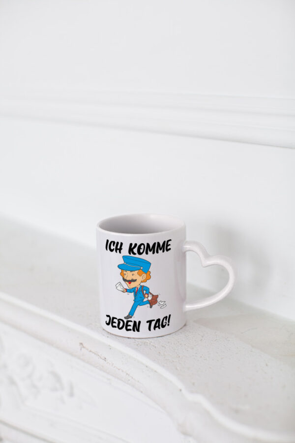 Ich komme jeden Tag | Postbote | Briefträger | Paketdienst - Herzhenkel Tasse - Kaffeetasse / Geschenk / Familie