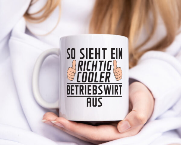 Richtig Cooler Betriebswirt | Betriebswirtschaft - Tasse Weiss - Kaffeetasse / Geschenk / Familie