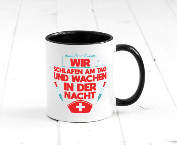 Wir schlafen am Tag | Krankenschwester | Nachtschicht Farbige Tasse - Kaffeetasse / Geschenk / Familie