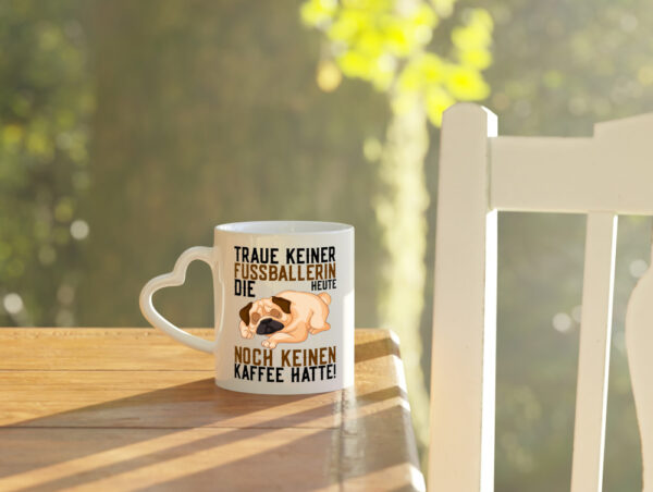 Traue keiner Fußballerin | Kaffee | Hund | Sportlerin - Herzhenkel Tasse - Kaffeetasse / Geschenk / Familie