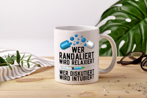 Wer randaliert wird relaxiert | Arzt | Spritze | Pillen - Tasse Weiss - Kaffeetasse / Geschenk / Familie