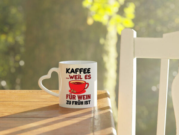 Kaffee weil zu früh für wein - Herzhenkel Tasse - Kaffeetasse / Geschenk / Familie