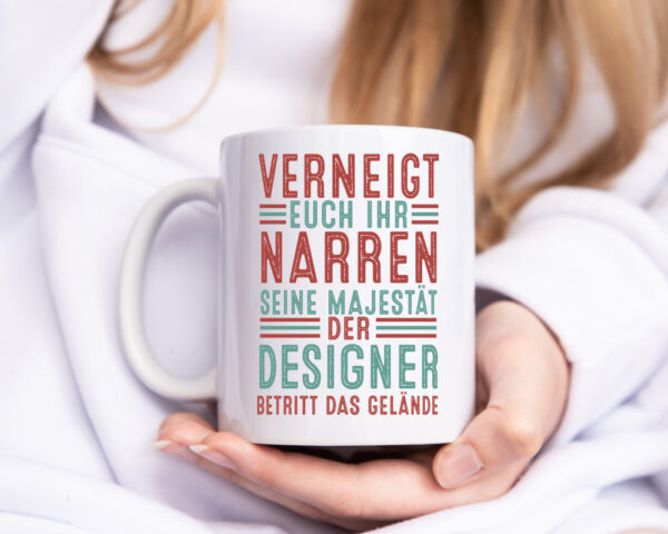 Verneigt euch: Designer Beruf | Mode - Tasse Weiss - Kaffeetasse / Geschenk / Familie