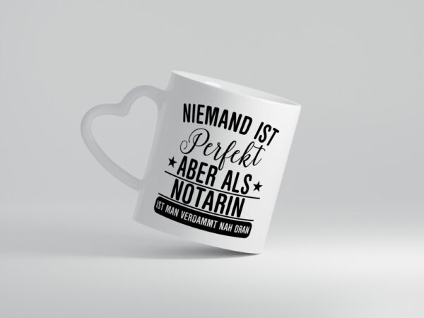 Verdammt nah dran: Notarin | Juristin - Herzhenkel Tasse - Kaffeetasse / Geschenk / Familie