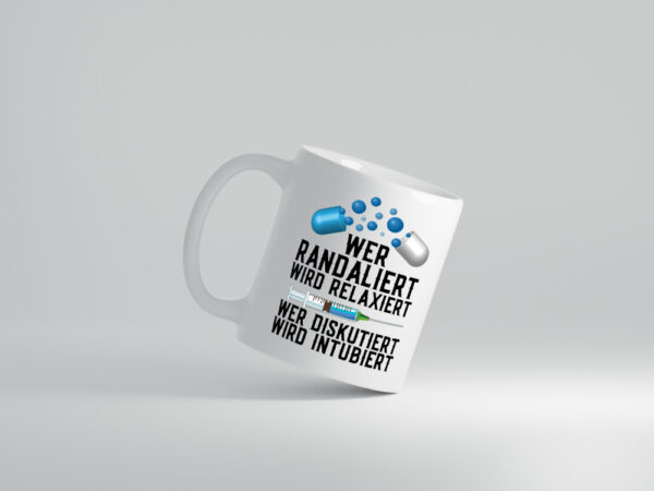 Wer randaliert wird relaxiert | Arzt | Spritze | Pillen - Tasse Weiss - Kaffeetasse / Geschenk / Familie