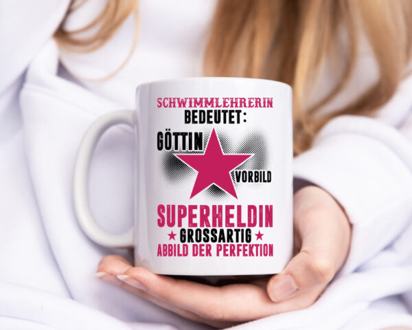 Bedeutung von Schwimmlehrerin | schwimmen | Lehrer | Sport - Tasse Weiss - Kaffeetasse / Geschenk / Familie