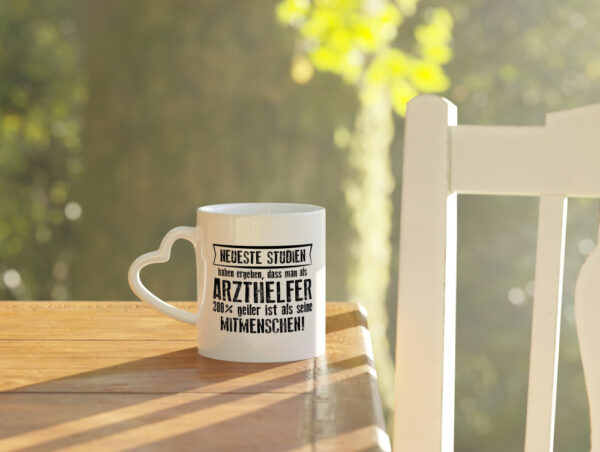 Neuste Studien: Arzthelfer | Fachangestellter Medizin - Herzhenkel Tasse - Kaffeetasse / Geschenk / Familie