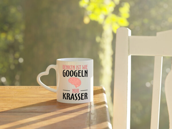 Denken ist wie Googeln | Krass | lustiger Spruch | Gehirn - Herzhenkel Tasse - Kaffeetasse / Geschenk / Familie