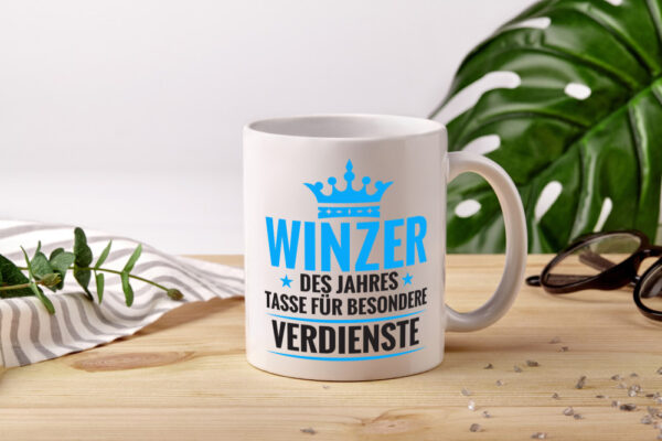 Besonderer Verdienst: Winzer | Weinbauer | Wein - Tasse Weiss - Kaffeetasse / Geschenk / Familie