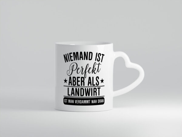 Verdammt nah dran: Landwirt | Bauer | Landwirtschaft - Herzhenkel Tasse - Kaffeetasse / Geschenk / Familie