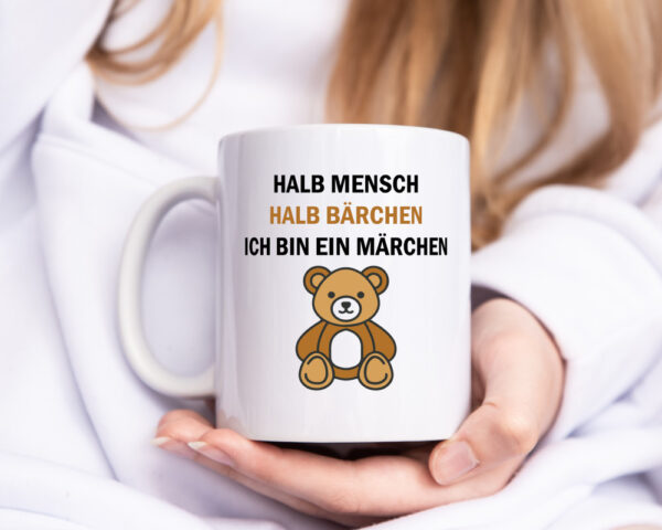 Halb Mensch Halb Bärchen | Ich bin ein Märchen | bär - Tasse Weiss - Kaffeetasse / Geschenk / Familie