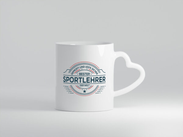 Geprüft und sicher: Sportlehrer | Lehrer | Sport - Herzhenkel Tasse - Kaffeetasse / Geschenk / Familie