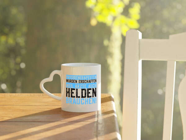 Physiotherapeut | Helden | Therapeutin | lustiger Spruch - Herzhenkel Tasse - Kaffeetasse / Geschenk / Familie