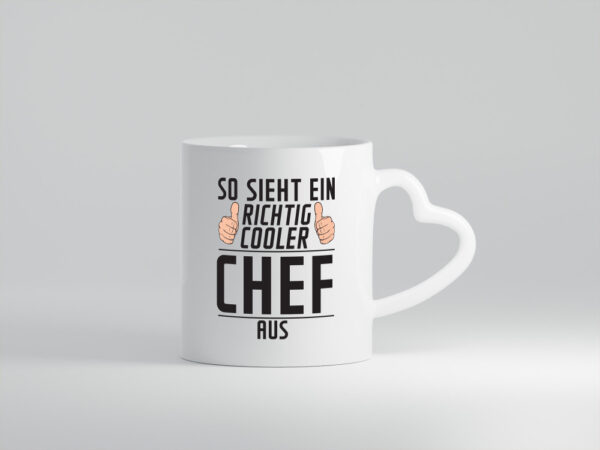 Richtig Cooler Chef | Führungskraft | Vorgesetzter - Herzhenkel Tasse - Kaffeetasse / Geschenk / Familie