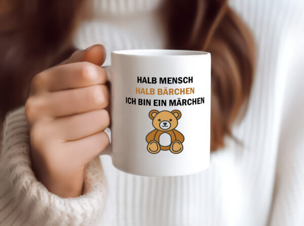 Halb Mensch Halb Bärchen | Ich bin ein Märchen | bär - Tasse Weiss - Kaffeetasse / Geschenk / Familie